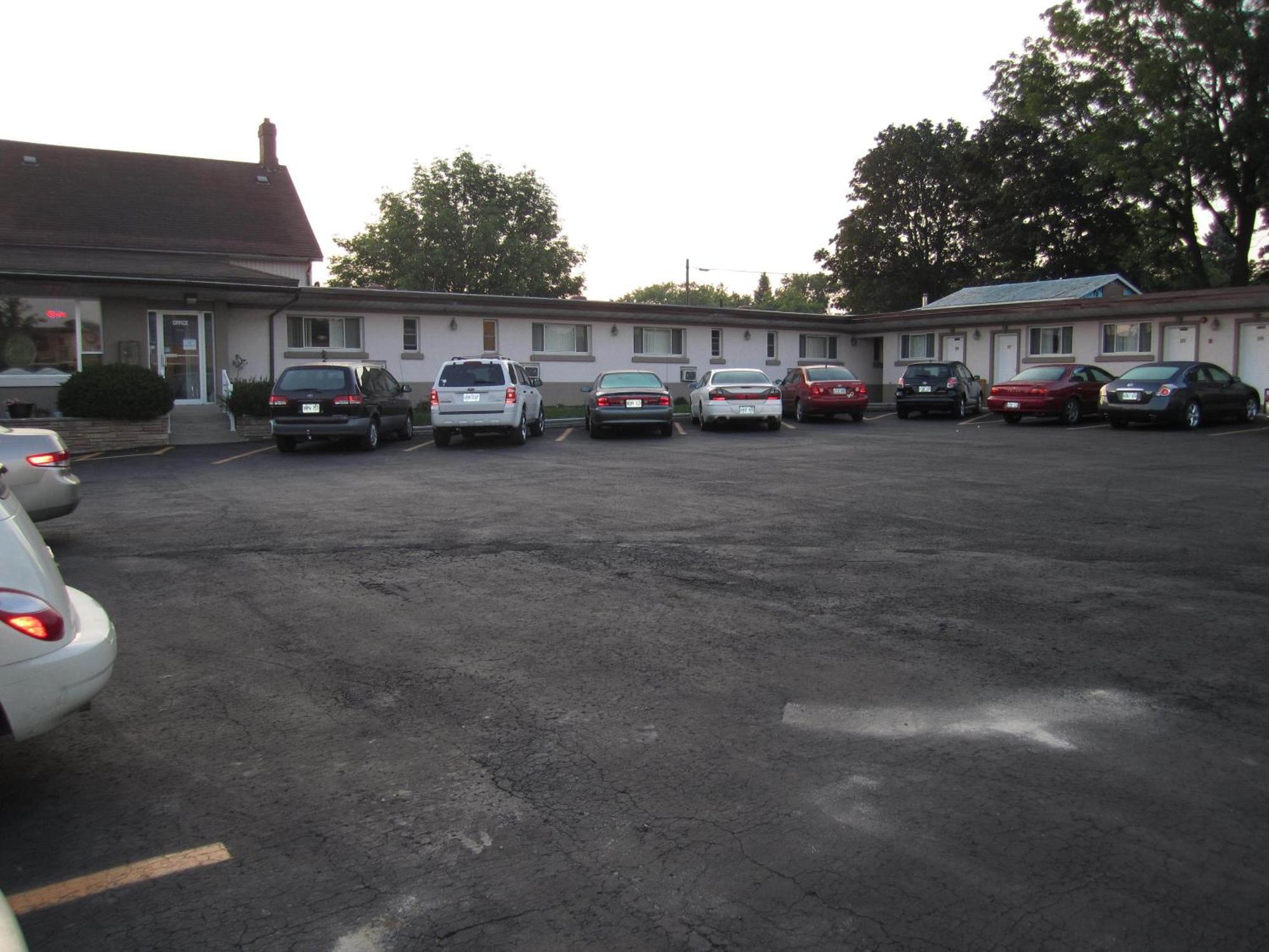 Canadiana Motel Hanover Ngoại thất bức ảnh